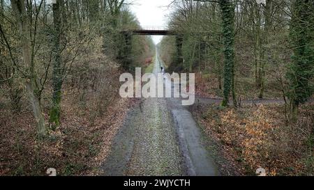 Frankreich. Februar 2024. © PHOTOPQR/VOIX DU NORD/PIERRE ROUANET; 14/02/2024; Wallers Arenberg, le 14/02/2024. Vol en drone au dessus de la Dreve des boules d'Herin, la Trouee d'Arenberg, secteur pave emblematique de la Course cycliste Paris Roubaix (cyclisme, UCI, l'enfer du Nord). Foret domaniale de Raismes Saint Amand Wallers. FOTO PIERRE ROUANET LA VOIX DU NORD - Drohnenflug über dem Dreve des boules d'Herin, dem Trouee d'Arenberg, dem emblematischen Kopfsteinpflastersektor des Pariser Roubaix-Radrennens 14. Februar 2024 Credit: MAXPPP/Alamy Live News Stockfoto