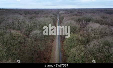 Frankreich. Februar 2024. © PHOTOPQR/VOIX DU NORD/PIERRE ROUANET; 14/02/2024; Wallers Arenberg, le 14/02/2024. Vol en drone au dessus de la Dreve des boules d'Herin, la Trouee d'Arenberg, secteur pave emblematique de la Course cycliste Paris Roubaix (cyclisme, UCI, l'enfer du Nord). Foret domaniale de Raismes Saint Amand Wallers. FOTO PIERRE ROUANET LA VOIX DU NORD - Drohnenflug über dem Dreve des boules d'Herin, dem Trouee d'Arenberg, dem emblematischen Kopfsteinpflastersektor des Pariser Roubaix-Radrennens 14. Februar 2024 Credit: MAXPPP/Alamy Live News Stockfoto