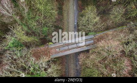 Frankreich. Februar 2024. © PHOTOPQR/VOIX DU NORD/PIERRE ROUANET; 14/02/2024; Wallers Arenberg, le 14/02/2024. Vol en drone au dessus de la Dreve des boules d'Herin, la Trouee d'Arenberg, secteur pave emblematique de la Course cycliste Paris Roubaix (cyclisme, UCI, l'enfer du Nord). Foret domaniale de Raismes Saint Amand Wallers. FOTO PIERRE ROUANET LA VOIX DU NORD - Drohnenflug über dem Dreve des boules d'Herin, dem Trouee d'Arenberg, dem emblematischen Kopfsteinpflastersektor des Pariser Roubaix-Radrennens 14. Februar 2024 Credit: MAXPPP/Alamy Live News Stockfoto