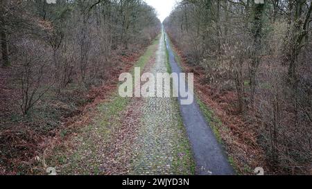 Frankreich. Februar 2024. © PHOTOPQR/VOIX DU NORD/PIERRE ROUANET; 14/02/2024; Wallers Arenberg, le 14/02/2024. Vol en drone au dessus de la Dreve des boules d'Herin, la Trouee d'Arenberg, secteur pave emblematique de la Course cycliste Paris Roubaix (cyclisme, UCI, l'enfer du Nord). Foret domaniale de Raismes Saint Amand Wallers. FOTO PIERRE ROUANET LA VOIX DU NORD - Drohnenflug über dem Dreve des boules d'Herin, dem Trouee d'Arenberg, dem emblematischen Kopfsteinpflastersektor des Pariser Roubaix-Radrennens 14. Februar 2024 Credit: MAXPPP/Alamy Live News Stockfoto