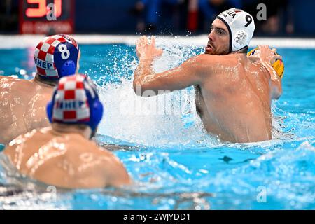 Doha, Katar. Februar 2024. Marko Zuvela aus Kroatien und Nicholas Presciutti aus Italien kämpfen um den Ball während des Wasserball-Männer-Goldspiels zwischen Team Italien (weiße Kappen) und Team Kroatien (blaue Kappen) der 21. Aquatikweltmeisterschaft im Aspire Dome in Doha (Katar), 17. Februar 2024. Quelle: Insidefoto di andrea staccioli/Alamy Live News Stockfoto