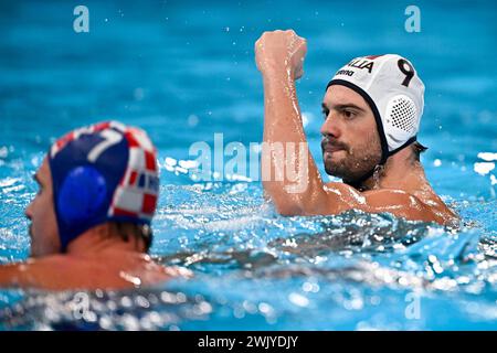 Doha, Katar. Februar 2024. Nicholas Presciutti aus Italien feiert während des Wasserpolo-Männer-Goldspiels zwischen Team Italien (weiße Kappen) und Team Kroatien (blaue Kappen) der 21. Aquatikweltmeisterschaft im Aspire Dome in Doha (Katar) am 17. Februar 2024. Quelle: Insidefoto di andrea staccioli/Alamy Live News Stockfoto