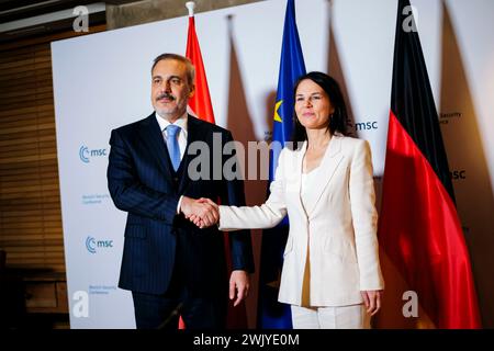 München, Deutschland. Februar 2024. 60. Münchner Sicherheitskonferenz. Bundesaußenministerin Annalena Baerbock (Buendnis 90/die Grünen) trifft mit der türkischen Außenministerin Hakan Fidan zusammen. München, 17. Februar 2024. Fotografiert im Auftrag des Außenministeriums Credit: dpa/Alamy Live News Stockfoto