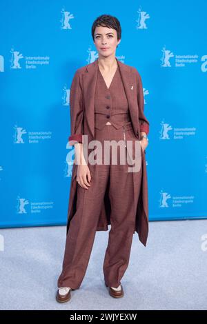 Berlin, Deutschland. Februar 2024. Berenice Bejo nahm am 16. Februar 2024 am Another End Photocall während des 74. Internationalen Filmfestivals Berlin im Grand Hyatt Hotel in Berlin Teil. Foto: Aurore Marechal/ABACAPRESS.COM Credit: Abaca Press/Alamy Live News Stockfoto