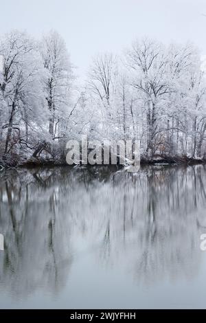 Baltimore, USA. Februar 2024. 17. Februar 2024: Lake Roland, Baltimore County, Maryland, USA. Ein Schneefall Mitte Februar bietet malerische Ausblicke und Tierwelt auf den See im Schnee. (Foto: Robyn Stevens Brody/SIPA USA) Credit: SIPA USA/Alamy Live News Stockfoto