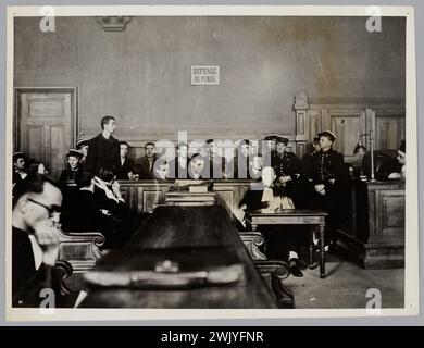 Sechs junge Milizionäre, die wegen Verrats im Gerichtsgebäude zum Tode verurteilt wurden (Palais du Parliament du Dauphiné, Place Saint-André) - OWI (Office of war Information Radiophoto) Stockfoto