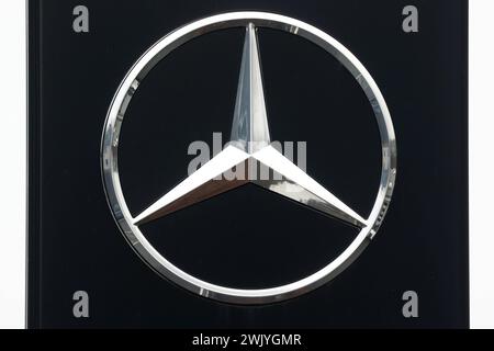Mercedes Benz, Stern, Logo, auf einem Schild Mercedes Benz am 17.02.2024 in Siegen/Deutschland. *** Mercedes Benz, Stern, Logo, auf einem Mercedes Benz Schild am 17 02 2024 in Siegen Stockfoto