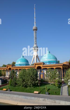 TASCHKENT, USBEKISTAN - 03. SEPTEMBER 2022: Museum für das Gedenken an die Opfer der Repression und ein Fernsehturm. Taschkent, Usbekistan Stockfoto