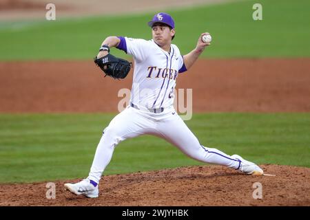 Baton Rouge, LA, USA. Februar 2024. Der Gage Jump (23) der LSU liefert während der NCAA Baseball-Action zwischen den VMI Keydets und den LSU Tigers im Alex Box Stadium, Skip Bertman Field in Baton Rouge, LA. Jonathan Mailhes/CSM/Alamy Live News Stockfoto