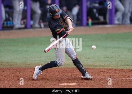 Baton Rouge, LA, USA. Februar 2024. Ty Swaim (14) sucht im Alex Box Stadium, Skip Bertman Field in Baton Rouge, LA, nach einem Hit im NCAA Baseball-Action zwischen den VMI Keydets und den LSU Tigers. Jonathan Mailhes/CSM/Alamy Live News Stockfoto