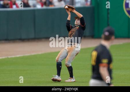 Baton Rouge, LA, USA. Februar 2024. VMI's Ty Swaim (14) macht einen Fang während der NCAA Baseball-Action zwischen den VMI Keydets und den LSU Tigers im Alex Box Stadium, Skip Bertman Field in Baton Rouge, LA. Jonathan Mailhes/CSM/Alamy Live News Stockfoto