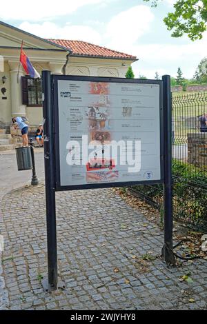 Belgrad, Serbien - 5. Juli 2021: Informationen zu touristischen Attraktionen Richtung Kalemegdan Park Festung. Stockfoto