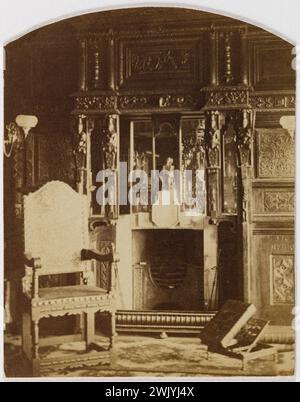 Bericht von Edmond Bacot an Hauteville House (Guernsey): Kamin de la Galerie de Chêne, 1862 '. Fotografie von Edmond Bacot (1814-1875). Zeichnen Sie auf Albuminpapier. 1862. Paris, Maison de Victor Hugo. 101863-29 Cheminee, Sessel, Galerie chene, Haus Hauteville, Innenausstattung, Möbel, Haus, Möbel Stockfoto