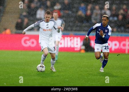 Swansea, Großbritannien. Februar 2024. Ollie Cooper aus Swansea City in Aktion. EFL Skybet Meisterschaftsspiel Swansea City gegen Ipswich Town im Stadion Swansea.com in Swansea, Wales am Samstag, den 17. Februar 2024. Dieses Bild darf nur für redaktionelle Zwecke verwendet werden. Nur redaktionelle Verwendung, Bild von Andrew Orchard/Andrew Orchard Sportfotografie/Alamy Live News Credit: Andrew Orchard Sportfotografie/Alamy Live News Stockfoto