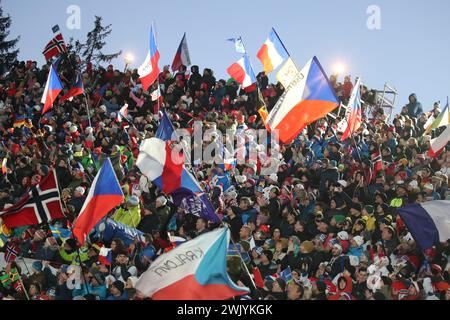 © Pierre Teyssot/MAXPPP ; Biathlon-Weltmeisterschaften Nove Mesto 2024 IBU . Nove Mesto na Morave, Tschechische Republik am 17. Februar 2024. Männer 4 x 7,5 km Relais. Schweden gewinnt vor Norwegen und Frankreich. Fans und Flaggen © Pierre Teyssot/Maxppp Credit: MAXPPP/Alamy Live News Stockfoto