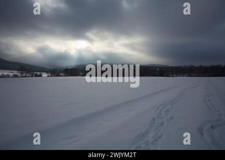 Hohler Stein im Lörmecke Tal bei Rüthen-Kallenhardt, im Schnee Januar 2024, Nordreihn-Westfalen, Deutschland, Europa Stockfoto