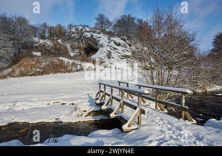 Hohler Stein im Lörmecke Tal bei Rüthen-Kallenhardt, im Schnee Januar 2024, Nordreihn-Westfalen, Deutschland, Europa Stockfoto