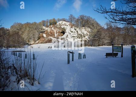 Hohler Stein im Lörmecke Tal bei Rüthen-Kallenhardt, im Schnee Januar 2024, Nordreihn-Westfalen, Deutschland, Europa Stockfoto