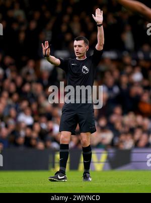 Schiedsrichter Lewis Smith während des Premier League-Spiels in Craven Cottage, London. Bilddatum: Samstag, 17. Februar 2024. Stockfoto