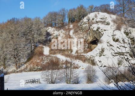 Hohler Stein im Lörmecke Tal bei Rüthen-Kallenhardt, im Schnee Januar 2024, Nordreihn-Westfalen, Deutschland, Europa Stockfoto