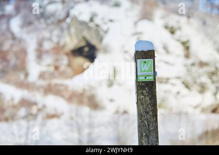 Hohler Stein im Lörmecke Tal bei Rüthen-Kallenhardt, im Schnee Januar 2024, Nordreihn-Westfalen, Deutschland, Europa Stockfoto