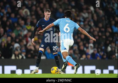 Chelsea’s Cole Palmer (links) und Manchester Citys Nathan Ake kämpfen um den Ball während des Premier League-Spiels im Etihad Stadium, Manchester. Bilddatum: Samstag, 17. Februar 2024. Stockfoto