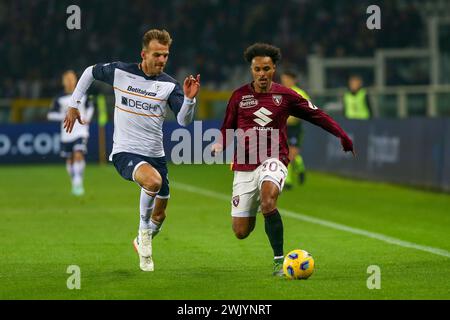 Valentino Lazaro von Torino FC und Pontus Almqvist von US Lecce während des Spiels der Serie A zwischen Turin FC und US Lecce am 16. Februar 2024 bei Olympic Stockfoto