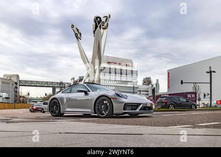 Porscheplatz Zuffenhausen mit Kunstwerk und Hauptsitz der Automobilfirma Porsche. // 16.02.2024: Stuttgart, Baden-Württemberg, Deutschland, Europa *** Porscheplatz Zuffenhausen mit Kunstwerk und Hauptsitz des Porsche Automobilkonzerns 16 02 2024 Stuttgart, Baden Württemberg, Deutschland, Europa Stockfoto