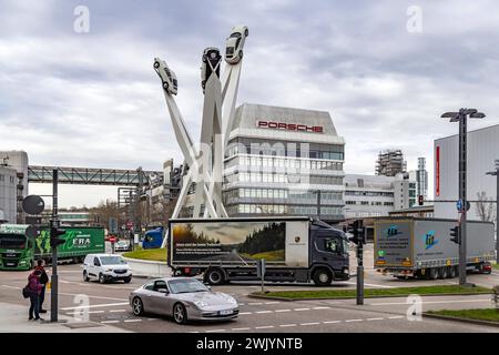 Porscheplatz Zuffenhausen mit Kunstwerk und Hauptsitz der Automobilfirma Porsche. // 16.02.2024: Stuttgart, Baden-Württemberg, Deutschland, Europa *** Porscheplatz Zuffenhausen mit Kunstwerk und Hauptsitz des Porsche Automobilkonzerns 16 02 2024 Stuttgart, Baden Württemberg, Deutschland, Europa Stockfoto