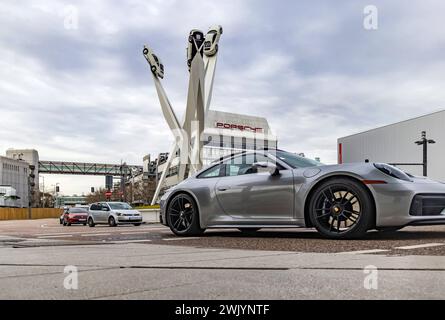 Porscheplatz Zuffenhausen mit Kunstwerk und Hauptsitz der Automobilfirma Porsche. // 16.02.2024: Stuttgart, Baden-Württemberg, Deutschland, Europa *** Porscheplatz Zuffenhausen mit Kunstwerk und Hauptsitz des Porsche Automobilkonzerns 16 02 2024 Stuttgart, Baden Württemberg, Deutschland, Europa Stockfoto