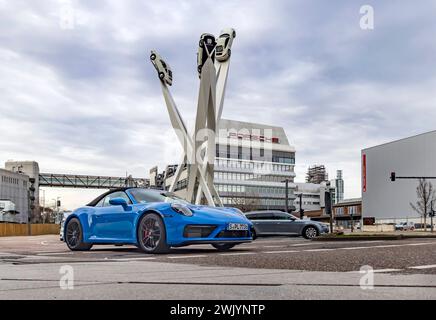 Porscheplatz Zuffenhausen mit Kunstwerk und Hauptsitz der Automobilfirma Porsche. // 16.02.2024: Stuttgart, Baden-Württemberg, Deutschland, Europa *** Porscheplatz Zuffenhausen mit Kunstwerk und Hauptsitz des Porsche Automobilkonzerns 16 02 2024 Stuttgart, Baden Württemberg, Deutschland, Europa Stockfoto
