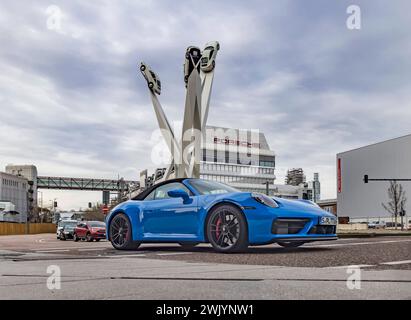 Porscheplatz Zuffenhausen mit Kunstwerk und Hauptsitz der Automobilfirma Porsche. // 16.02.2024: Stuttgart, Baden-Württemberg, Deutschland, Europa *** Porscheplatz Zuffenhausen mit Kunstwerk und Hauptsitz des Porsche Automobilkonzerns 16 02 2024 Stuttgart, Baden Württemberg, Deutschland, Europa Stockfoto