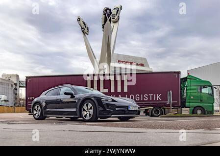 Porscheplatz Zuffenhausen mit Kunstwerk und Hauptsitz der Automobilfirma Porsche. // 16.02.2024: Stuttgart, Baden-Württemberg, Deutschland, Europa *** Porscheplatz Zuffenhausen mit Kunstwerk und Hauptsitz des Porsche Automobilkonzerns 16 02 2024 Stuttgart, Baden Württemberg, Deutschland, Europa Stockfoto