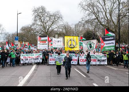 London, Großbritannien. 17. Februar 2024. Tausende marschieren für den „Nationalmarsch für Palästina“ in Zentral-London, um Palästina zu unterstützen und einen Waffenstillstand zwischen Israel und Hamas zu fordern. Anrede: Andrea Domeniconi/Alamy Live News Stockfoto