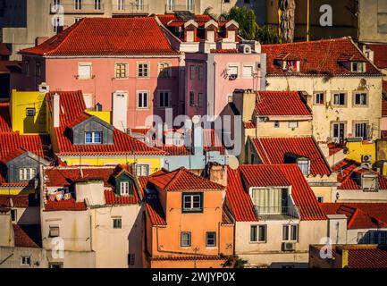Dächer und pastellfarbene Häuser im Stadtteil Mouraria in Lissabon, Portgugal Stockfoto