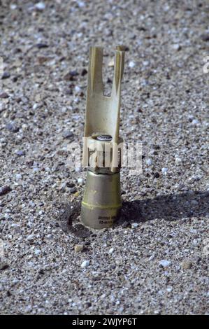 Erster Golfkrieg: 15. März 1991 nicht explodierte amerikanische Mk 118 Mod1-Bomben von einer CBU-100-Streubombe, eingebettet in eine Straße im Osten Kuwaits. Stockfoto