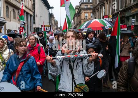 Glasgow, Schottland, Großbritannien. Februar 2024. Menschen, die Palästina unterstützen, nehmen an einer Kundgebung auf dem George Square Teil, um gegen den anhaltenden israelisch-palästinensischen Konflikt zu protestieren, und gehen dann auf die Straße, um durch die Stadt zu marschieren, um vor dem Scottish Event Campus, SEC, zu protestieren, wo die Scottish Labour Party ihre jährliche Konferenz abhält. Quelle: Skully/Alamy Live News Stockfoto