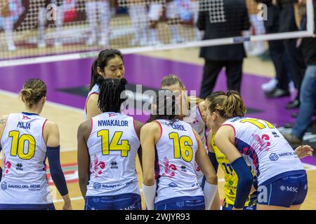 Triest, Italien. Februar 2024. Spieler von Savino Del Bene Scandicci während des FinalFour Italian Cup Frecciarossa 2024 Spiel zwischen Allianz VeroVolley Milano und Savino Del Bene Scandicci in PalaTrieste, Triest, Italien am Februar 2024 während des Halbfinals - Allianz VV Milano vs Savino Del Bene Scandicci, italienisches Volleyball-Cup-Spiel in Triest, Italien, Italien, 17. Februar 2024 Credit: Independent Photo Agency/Alamy Live News Stockfoto