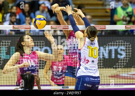 Triest, Italien. Februar 2024. Monsterblock von Nika Daalderop (Allianz VV Milano) während des FinalFour Italian Cup Frecciarossa 2024 Spiel zwischen Allianz VeroVolley Milano und Savino Del Bene Scandicci in PalaTrieste, Triest, Italien am Februar 2024 im Halbfinale - Allianz VV Milano gegen Savino Del Bene Scandicci, Volleyball Italian Women Cup Match in Triest, Italien, Italien, 17. Februar 2024 Credit: Independent Photo Agency/Alamy Live News Stockfoto