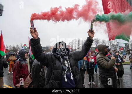 Glasgow, Schottland, Großbritannien. Februar 2024. Menschen, die Palästina unterstützen, nehmen an einer Kundgebung auf dem George Square Teil, um gegen den anhaltenden israelisch-palästinensischen Konflikt zu protestieren, und gehen dann auf die Straße, um durch die Stadt zu marschieren, um vor dem Scottish Event Campus, SEC, zu protestieren, wo die Scottish Labour Party ihre jährliche Konferenz abhält. Quelle: Skully/Alamy Live News Stockfoto