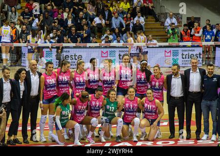 Triest, Italien. Februar 2024. Team von Allianz VeroVolley Milano beim FinalFour Italian Cup Frecciarossa 2024 Spiel zwischen Allianz VeroVolley Milano und Savino Del Bene Scandicci in PalaTrieste, Triest, Italien am Februar 2024 im Halbfinale - Allianz VV Milano vs Savino Del Bene Scandicci, italienisches Volleyball-Cup-Spiel in Triest, Italien, 17. Februar 2024 Credit: Independent Photo Agency/Alamy Live News Stockfoto
