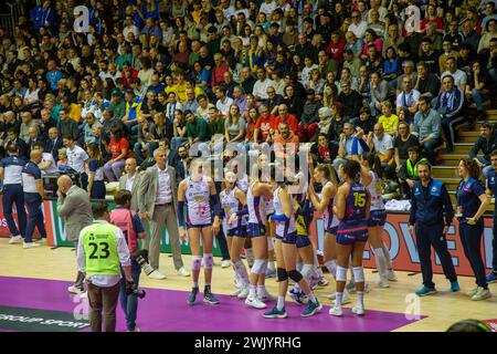 Triest, Italien. Februar 2024. Spieler von Savino Del Bene Scandicci während des FinalFour Italian Cup Frecciarossa 2024 Spiel zwischen Allianz VeroVolley Milano und Savino Del Bene Scandicci in PalaTrieste, Triest, Italien am Februar 2024 während des Halbfinals - Allianz VV Milano vs Savino Del Bene Scandicci, italienisches Volleyball-Cup-Spiel in Triest, Italien, Italien, 17. Februar 2024 Credit: Independent Photo Agency/Alamy Live News Stockfoto