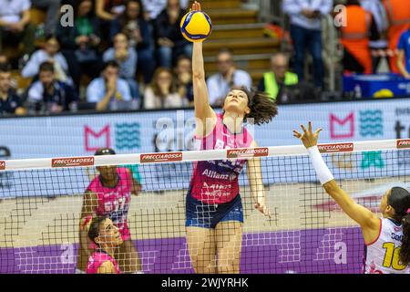 Triest, Italien. Februar 2024. Fast of Dana Rettke (Allianz VV Milano) während des FinalFour Italian Cup Frecciarossa 2024 Spiel zwischen Allianz VeroVolley Milano und Savino Del Bene Scandicci in PalaTrieste, Triest, Italien am Februar 2024 im Halbfinale - Allianz VV Milano gegen Savino Del Bene Scandicci, italienisches Volleyball-Cup-Spiel in Triest, Italien, Italien, 17. Februar 2024 Credit: Independent Photo Agency/Alamy Live News Stockfoto