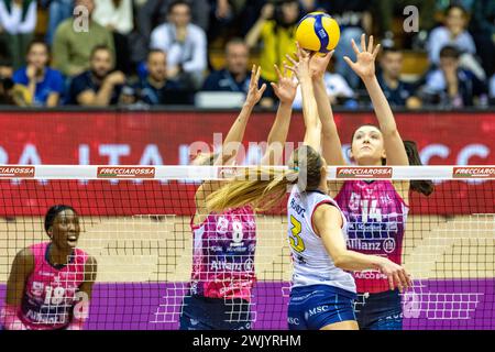 Triest, Italien. Februar 2024. Tipp von Britt Herbots (Savino Del Bene Scandicci) während des FinalFour Italian Cup Frecciarossa 2024 Spiel zwischen Allianz VeroVolley Milano und Savino Del Bene Scandicci in PalaTrieste, Triest, Italien am Februar 2024 im Halbfinale - Allianz VV Milano gegen Savino Del Bene Scandicci, italienisches Volleyball-Cup-Spiel in Triest, Italien 17. Februar 2024 Credit: Independent Photo Agency/Alamy Live News Stockfoto