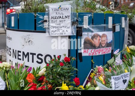 Ein Schrein für Alexej Nawalny am Boris Nemstow Place, London mit Blumen und einer Karte, die besagt, dass Putin Nawalny töten kann, aber nicht die Opposition töten kann. Stockfoto