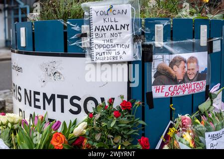 Ein Schrein für Alexej Nawalny am Boris Nemstow Place, London mit Blumen und einer Karte, die besagt, dass Putin Nawalny töten kann, aber nicht die Opposition töten kann. Stockfoto