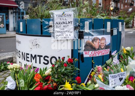 Ein Schrein für Alexej Nawalny am Boris Nemstow Place, London mit Blumen und einer Karte, die besagt, dass Putin Nawalny töten kann, aber nicht die Opposition töten kann. Stockfoto