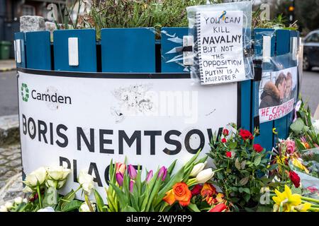 Ein Schrein für Alexej Nawalny am Boris Nemstow Place, London mit Blumen und einer Karte, die besagt, dass Putin Nawalny töten kann, aber nicht die Opposition töten kann. Stockfoto