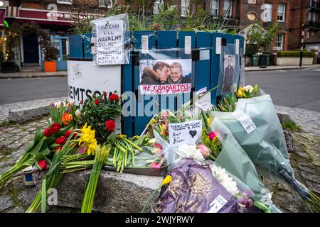 Ein Schrein für Alexej Nawalny am Boris Nemstow Place, London mit Blumen und einer Karte, die besagt, dass Putin Nawalny töten kann, aber nicht die Opposition töten kann. Stockfoto