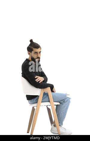Ein Mann, voller Länge, auf weißem Hintergrund, auf einem Stuhl sitzend Stockfoto